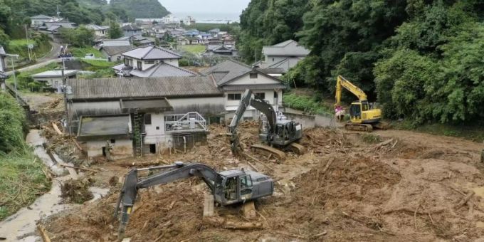 Heftige Regenfälle haben schwere Überflutungen und Erdrutsche im Südwesten Japans ausgelöst. Foto: kyodo/dpa Heftige Regenfälle haben schwere Überflutungen und Erdrutsche im Südwesten Japans ausgelöst. Foto: kyodo/dpa