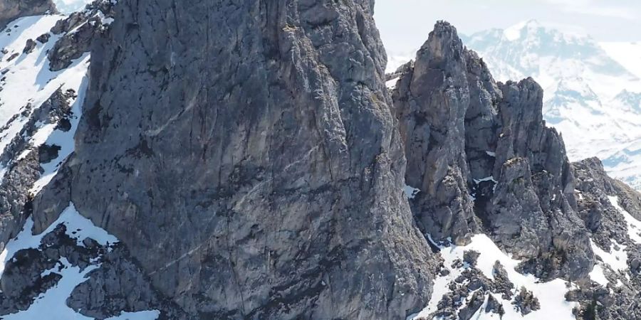 Der Wingsuit-Flieger war vom Gipfel des «Pierre Avoi» oberhalb von Saxon im Wallis gestartet. Bereits kurz nach dem Start stürzte der Man ab, er verunglückte tödlich.