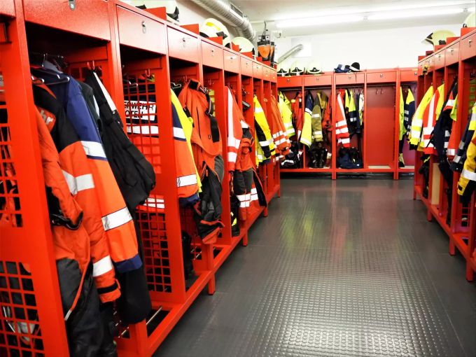 Soldaten und Unteroffiziere tragen eine rote Jacke, die höheren Ränge eine gelbe. Feuerwehr Kloten