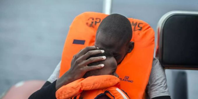 Ein Mann hält seinen Sohn im Arm, nachdem er gemeinsam mit anderen Flüchtlingen gerettet wurde. Foto: Javier Fergo/AP/dpa Ein Mann hält seinen Sohn im Arm, nachdem er gemeinsam mit anderen Flüchtlingen gerettet wurde. Foto: Javier Fergo/AP/dpa