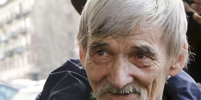 Juri Dmitrijew, Menschenrechtler und Historiker aus Russland, spricht zu Journalisten vor einem Gerichtsraum. In einem umstrittenen Prozess gegen den russischen Historiker und Menschenrechtler Juri Dmitrijew will ein Gericht in Petrosawodsk im Norden Russlands am Mittwoch das Urteil sprechen. Menschenrechtler der Organisationen Human Rights Watch (HRW) und Memorial halten das Vorgehen der Justiz gegen den 64-Jährigen für politisch motiviert. Foto: Vladimir Larionov/AP/dpa Juri Dmitrijew