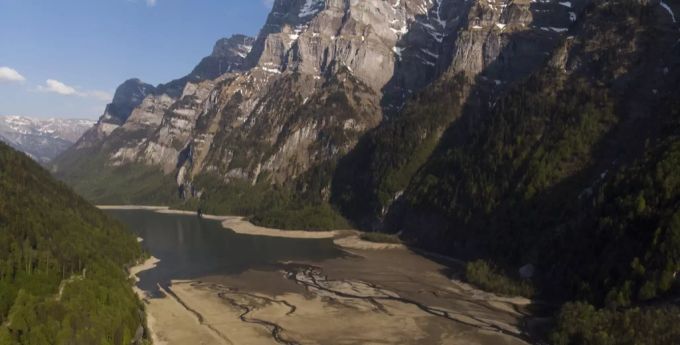 Tiefer Wasserstand bei einem Stausee in Glarus. (Archivbild) Stausee