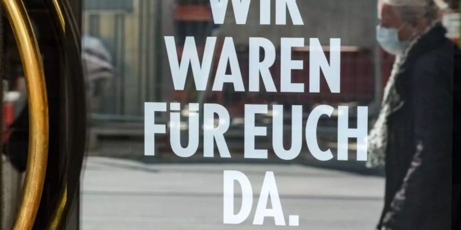 «Wir waren für Euch da.» steht am Restaurant Yosoy in Berlin-Mitte. Damit wird die Initiative «Der Mittelstand. Wir sind Berlin» unterstützt. Foto: Jens Kalaene/dpa-Zentralbild/dpa