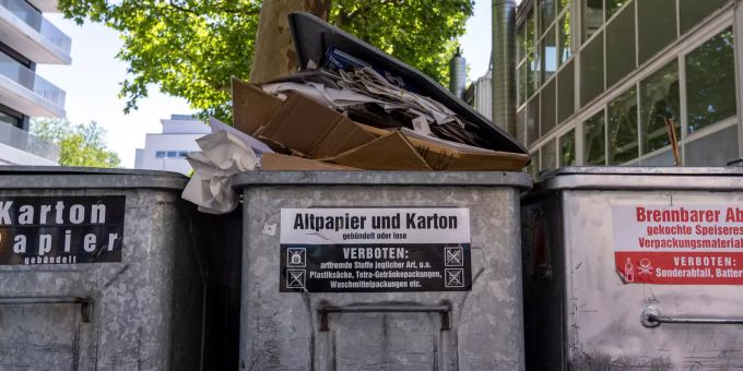 Altpapier und Kartoncontainer in Ittigen. Altpapier und Kartoncontainer in Ittigen.