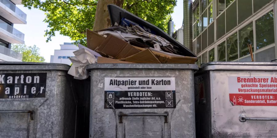Altpapier und Kartoncontainer in Ittigen.