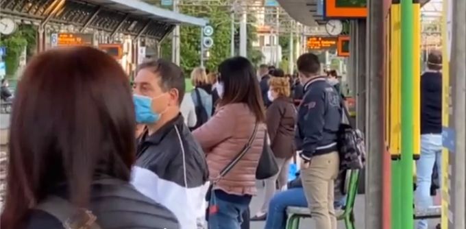 Pendler warten heute Morgen in Saronno auf den Zug für nach Mailand. Coronavirus Lockerung Italien