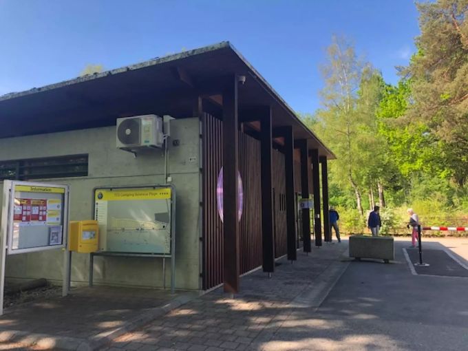 Die ersten Dauer-Camper stehen heute Morgen vor dem TCS-Büro in Salavaux an. coronavirus