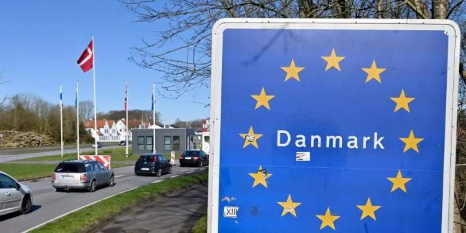 Autos fahren über den deutsch-dänischen Grenzübergang. Dänemark öffnet seine Grenzen wieder für deutsche Touristen. Foto: Carsten Rehder/dpa Autos fahren über den deutsch-dänischen Grenzübergang. Dänemark öffnet seine Grenzen wieder für deutsche Touristen. Foto: Carsten Rehder/dpa