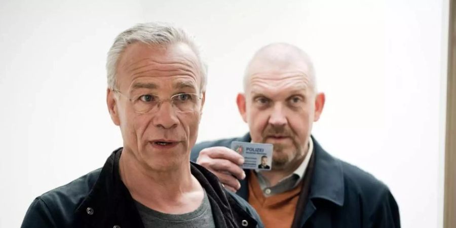 Die Kommissare Max Ballauf (Klaus J. Behrendt, l) und Freddy Schenk (Dietmar Bär) haben ein paar Fragen. Foto: WDR/Martin Valentin Menke/dpa