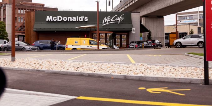 Schlange vor dem McDonald's Drive-In am Mittag in Dietlikon