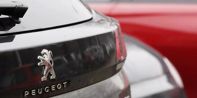 Die Autokonzerne Fiat Chrysler und Peugeot wollen auf Dividendenzahlungen für das abgelaufene Geschäftsjahr 2019 verzichten. (Symbolbild) Die Autokonzerne Fiat Chrysler und Peugeot wollen auf Dividendenzahlungen für das abgelaufene Geschäftsjahr 2019 verzichten. (Symbolbild)