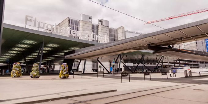 Eingang zum Flughafen Kloten – Kloten. Eingang zum Flughafen Kloten – Kloten.