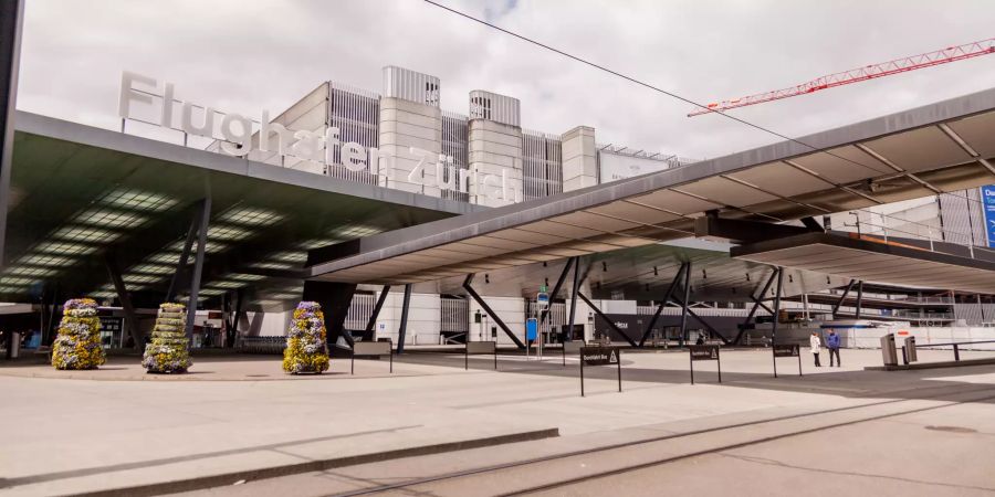 Eingang zum Flughafen Zürich.