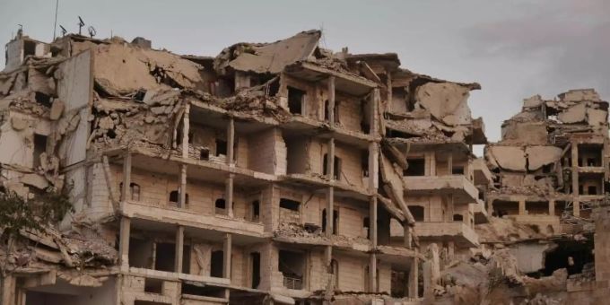 Motorradfahrer passieren zerstörte Gebäude in der Provinz Idlib. Das Auswärtige Amt schätzt nicht nur die Region um Idlib, sondern ganz Syrien als gefährlich für Rückkehrer ein. Foto: Ugur Can/DHA via AP/dpa Motorradfahrer passieren zerstörte Gebäude in der Provinz Idlib. Das Auswärtige Amt schätzt nicht nur die Region um Idlib, sondern ganz Syrien als gefährlich für Rückkehrer ein. Foto: Ugur Can/DHA via AP/dpa