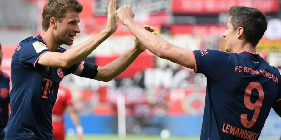 Sind nach ihren Gelb-Sperren wieder einsatzbereit: Bayerns Robert Lewandowski (r) und Thomas Müller. Foto: Matthias Hangst/Getty Images Europe/Pool/dpa