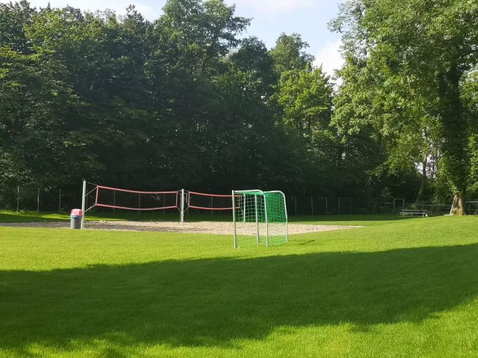 Im hinteren Badi-Teil befinden sich ein Fussballplatz, zwei Beachvolleyball-Felder sowie eine Grillstelle. Badi Walkematt Lenzburg