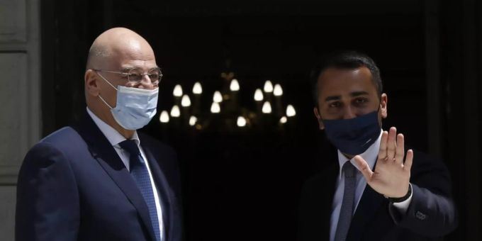 Nikos Dendias (l), Aussenminister von Griechenland, begrüsst Luigi Di Maio, Aussenminister von Italien, vor einem Treffen im Aussenministerium in Athen. Foto: Costas Baltas/Reuters Pool/AP/dpa Nikos Dendias (l), Aussenminister von Griechenland, begrüsst Luigi Di Maio, Aussenminister von Italien, vor einem Treffen im Aussenministerium in Athen. Foto: Costas Baltas/Reuters Pool/AP/dpa