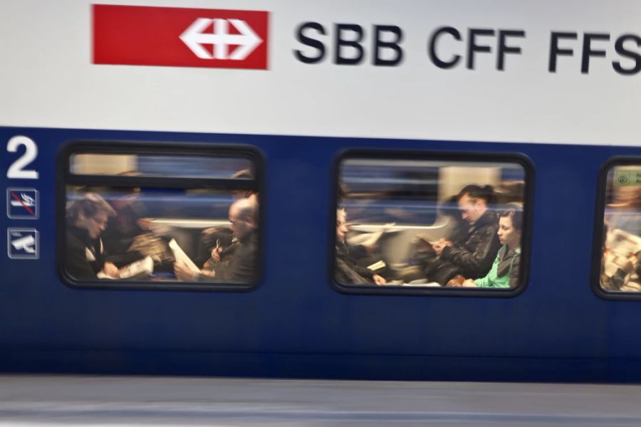 Pendler am frühen Morgen im S-Bahn Bahnhof Zürich Altstetten – ohne Corona-Maske.