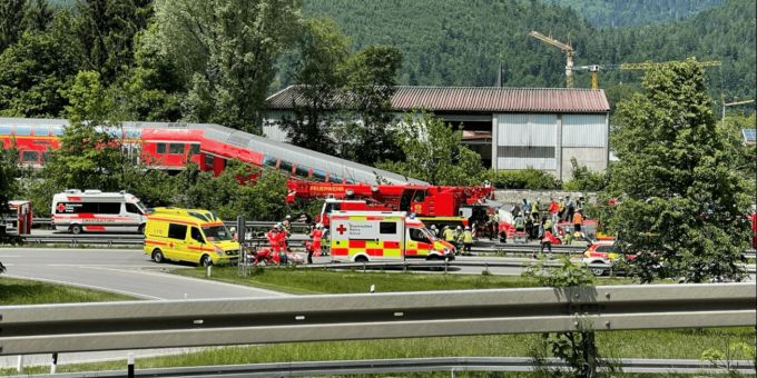In Bayern sind mehrere Waggons eines Zuges entgleist. Das Unglück kostet mindestens vier Menschenleben. Bayern