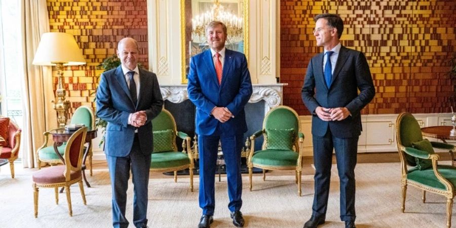 Scholz mit dem niederländischen König Willem-Alexander und Regierungschef Mark Rutte