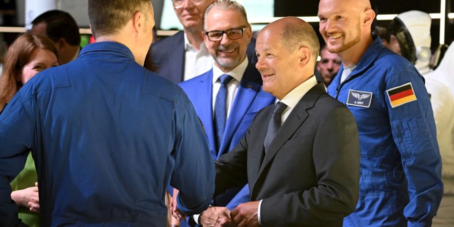 Bundeskanzler Olaf Scholz (2.v.r., SPD) im Gespräch mit Matthias Maurer (l), Astronaut, Josef Aschbacher (M), ESA-Generaldirektor, und Alexander Gerst (r), Astronaut, auf der Internationalen Luft- und Raumfahrtausstellung (ILA).