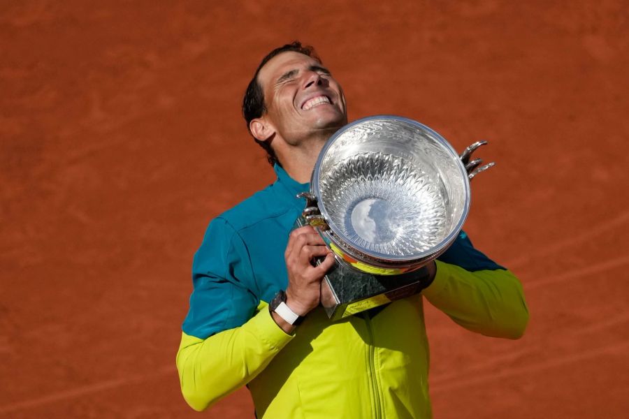 Überglücklich kann Rafael Nadal auch 2022 die French-Open-Trophäe bejubeln.