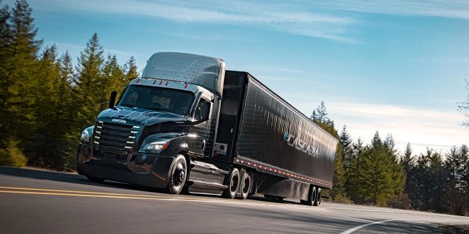 Daimler Truck bringt den eCascadia in Serie. Bereits 2022 sollen die ersten Lastwagen ausgeliefert werden. daimler truck