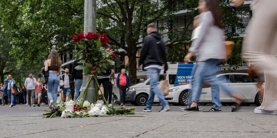 Blumen sind an einem Ampelmast auf der Tauentzienstrasse niedergelegt in Gedenken an die getötete Lehrerin und zahlreiche Verletzte.