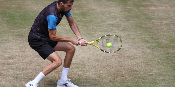 Tennisprofi Oscar Otte spielt eine Rückhand. Tennisprofi Oscar Otte spielt eine Rückhand.