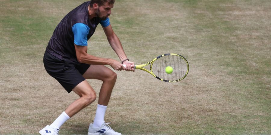 Tennisprofi Oscar Otte spielt eine Rückhand.