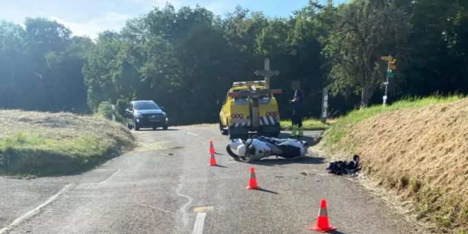 Motorradlenker kollidiert mit felsigen Bord.