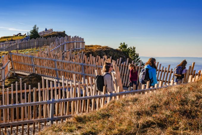 Der Gratweg beginnt und endet bei der Bergstation. Panoramatafeln und Infopoints zu Tier- und Pflanzenwelt machen aus dem Rundgang ein lehrreiches Erlebnis. Er ist nicht einmal einen Kilometer lang, verläuft ebenmässig und hat viele Aussichtsplattformen und Sitzbänke für ausgedehnte Pausen; er ist also auch für kleine Kinder problemlos machbar. Familie Ausflüge Schweiz