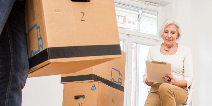 Umziehen, aber richtig: Rentnerinnen und Rentner sollten dem Renten Service einen Ortswechsel mitteilen, sonst droht der Zahlungsausfall. Umziehen, aber richtig: Rentnerinnen und Rentner sollten dem Renten Service einen Ortswechsel mitteilen, sonst droht der Zahlungsausfall.