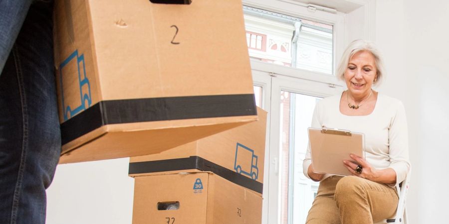 Umziehen, aber richtig: Rentnerinnen und Rentner sollten dem Renten Service einen Ortswechsel mitteilen, sonst droht der Zahlungsausfall.