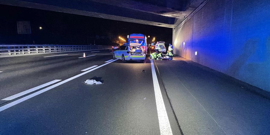 Baden/A1: Fussgänger auf nächtlicher Autobahn von Auto erfasst