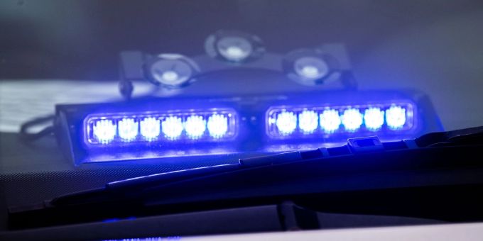 Ein Blaulicht ist unter der Frontscheibe eines Einsatzfahrzeugs der Polizei angebracht. (Archivbild) Ein Blaulicht ist unter der Frontscheibe eines Einsatzfahrzeugs der Polizei angebracht. (Archivbild)