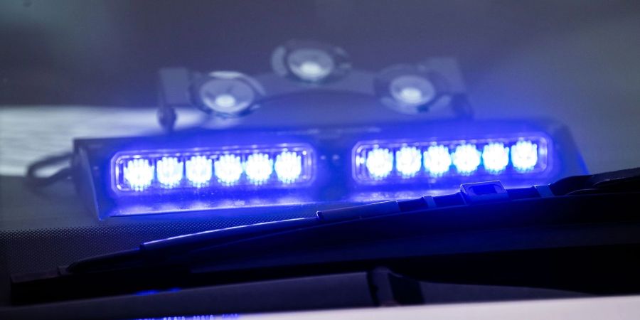 Ein Blaulicht ist unter der Frontscheibe eines Einsatzfahrzeugs der Polizei angebracht. (Archivbild)