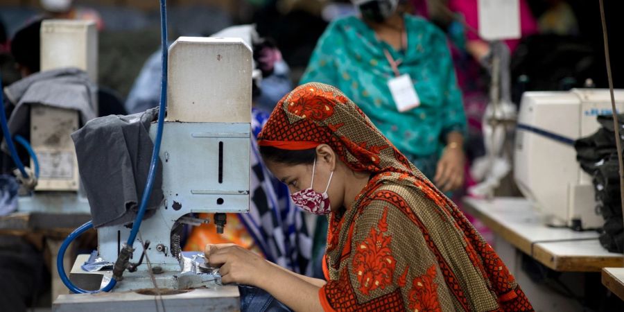 Frauen arbeiten in einer Textilfabrik in Bangladesh.