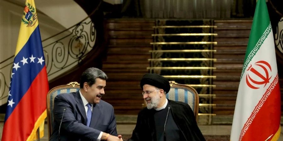 Die Präsidenten Venezuelas und des Iran, Maduro (l) und Raisi, in Teheran
