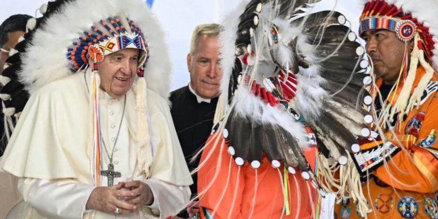 Papst Franziskus und Indigenen-Vertreter in Maskwacis