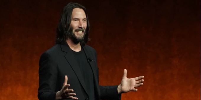 Keanu Reeves zeigt den Trailer von John Wick 4 an der Comic Con. Keanu Reeves