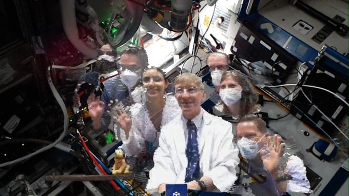 Beinahe das gesamte Team kann sich auf die Internationale Raumstation gleichzeitig projizieren lassen. Internationale Raumstation