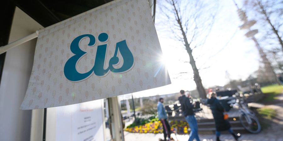 Auf den Ausser-Haus-Verkauf von Speiseeis hatte die Pandemie 2021 nach wie vor einen Einfluss. Hauptgrund für den Rückgang des Eiskonsums war laut Branchenverband aber das unbeständige Wetter.