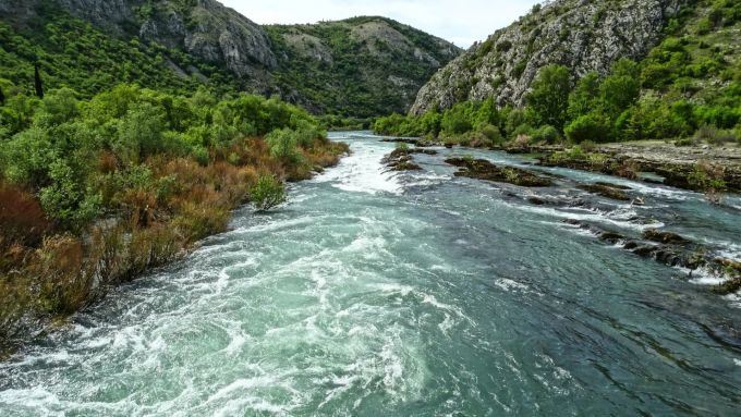 Der Fluss Neretva ist der grösste und bekannteste Fluss in der adriatischen Küstenregion von Bosnien und Herzegowina. Neretva Bosnien und Herzegowina