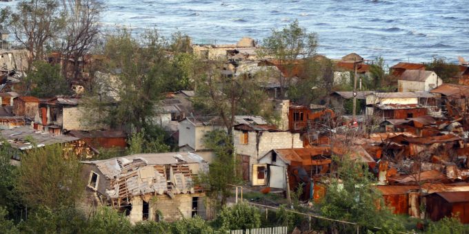 Stark zerstörte Wohnhäuser in Mariupol am Meer. (AP Photo/Alexei Alexandrov) Ukraine Krieg