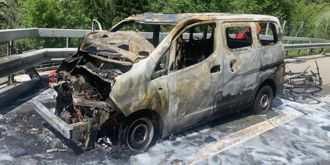 Fahrzeugbrand in Zillis Zillis: Verkehrsbehinderung nach Fahrzeugbrand