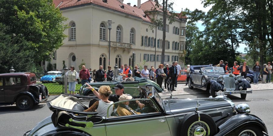 Ein Horch-Oldtimer von 1937 rollt bei der «1. August Horch Klassik» vor das Schloss Waldenburg im Landkreis Zwickau.