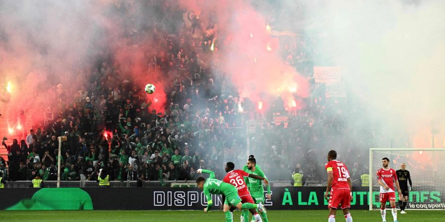 Weil Fans zu viel Pyrotechnik zündeten, wurde die Partie des AS Saint-Étienne gegen AS Monaco für gut eine halbe Stunde unterbrochen.