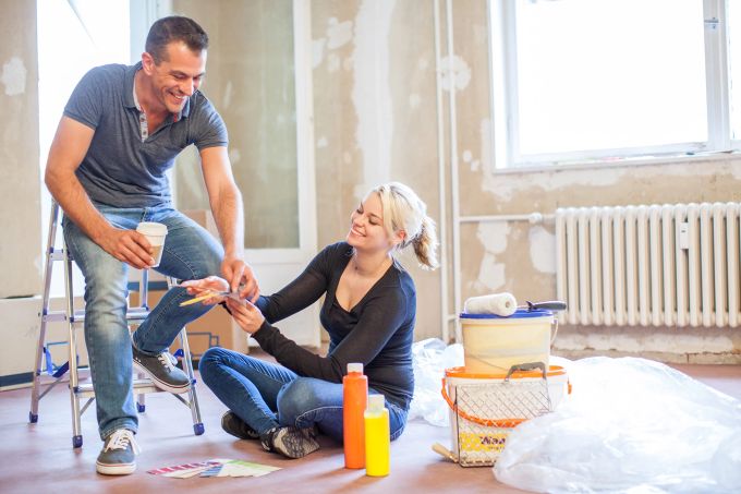 Wenn man im Haus oder in der Wohnung werkelt, ist man – anders als am Arbeitsplatz – sein eigener Herr. Frau Mann Wohnung Tapezieren Streichen Farbe