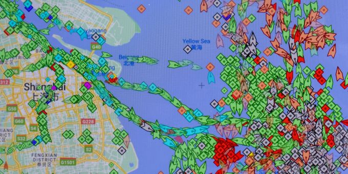 Auf einem Smartphone-Monitor ist die App «MarineTraffic» zu sehen, die die Positionen von Frachtschiffen (grün) vor dem Hafen von Shanghai anzeigt. Auf einem Smartphone-Monitor ist die App «MarineTraffic» zu sehen, die die Positionen von Frachtschiffen (grün) vor dem Hafen von Shanghai anzeigt.